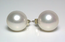 Load image into Gallery viewer, Round white freshwater pearl &amp; 9ct gold earrings