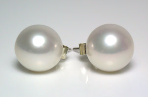 Round white freshwater pearl & 9ct gold earrings