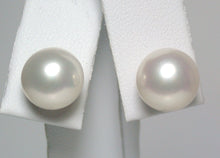 Load image into Gallery viewer, Round white freshwater pearl &amp; 9ct gold earrings