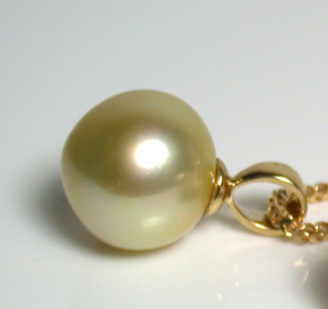 Golden South Sea pearl 18ct gold pendant